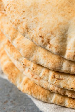 Ev yapımı Yunan Pita Ekmek Paketleri Yığında