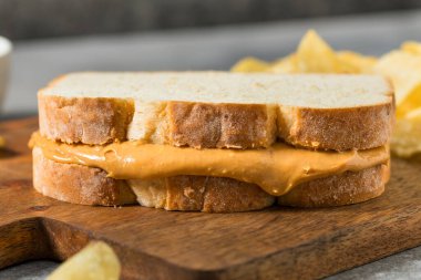 Beyaz ekmek üzerine ev yapımı Amerikan Fıstık Ezmeli Sandviç