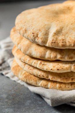Ev yapımı Yunan Pita Ekmek Paketleri Yığında