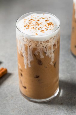 Soğuk Tazeleyici Krema ve Tarçınlı Chai Latte