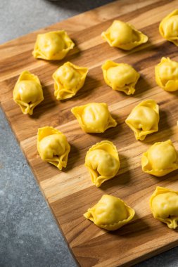 Ev yapımı Tortellini Makarnası Suda Pişmeye Hazır