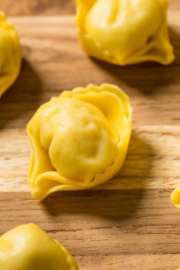 Ev yapımı Tortellini Makarnası Suda Pişmeye Hazır
