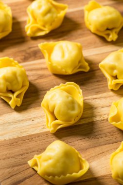 Ev yapımı Tortellini Makarnası Suda Pişmeye Hazır