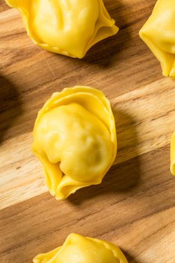 Ev yapımı Tortellini Makarnası Suda Pişmeye Hazır