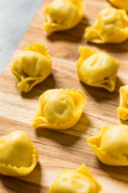Ev yapımı Tortellini Makarnası Suda Pişmeye Hazır