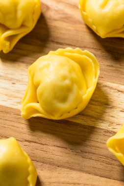 Ev yapımı Tortellini Makarnası Suda Pişmeye Hazır