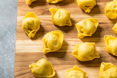 Ev yapımı Tortellini Makarnası Suda Pişmeye Hazır