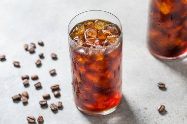 Soğuk, ferahlatıcı, soğuk bir bardak kahve.