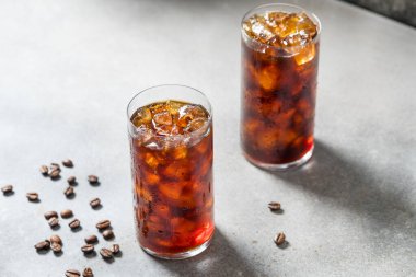 Soğuk, ferahlatıcı, soğuk bir bardak kahve.