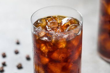 Soğuk, ferahlatıcı, soğuk bir bardak kahve.