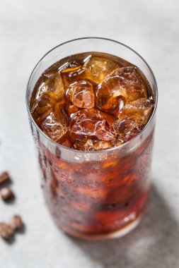 Soğuk, ferahlatıcı, soğuk bir bardak kahve.