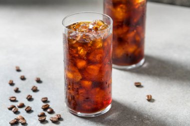 Soğuk, ferahlatıcı, soğuk bir bardak kahve.