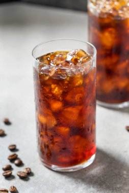 Soğuk, ferahlatıcı, soğuk bir bardak kahve.