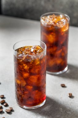 Soğuk, ferahlatıcı, soğuk bir bardak kahve.