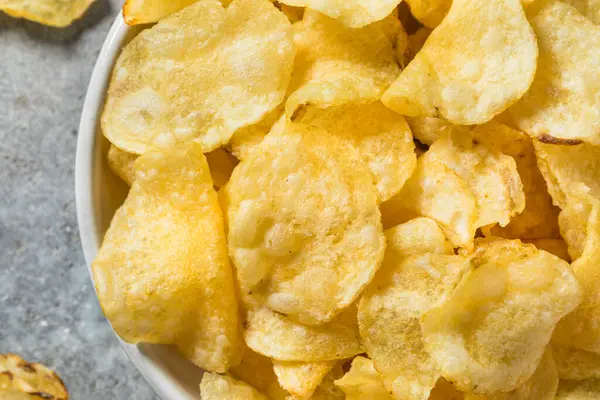 Deniz tuzu ve tuzlu patates cipsi kasede.