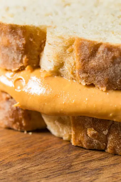 Beyaz ekmek üzerine ev yapımı Amerikan Fıstık Ezmeli Sandviç