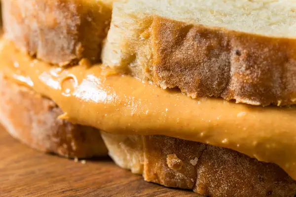 Beyaz ekmek üzerine ev yapımı Amerikan Fıstık Ezmeli Sandviç