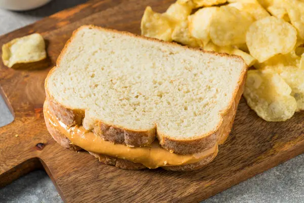 Beyaz ekmek üzerine ev yapımı Amerikan Fıstık Ezmeli Sandviç