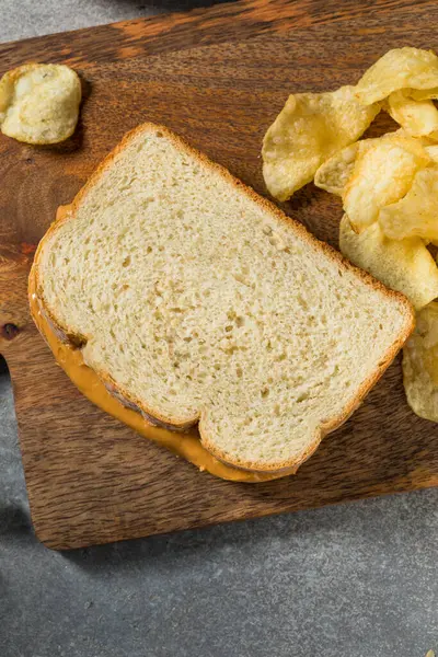 Beyaz ekmek üzerine ev yapımı Amerikan Fıstık Ezmeli Sandviç