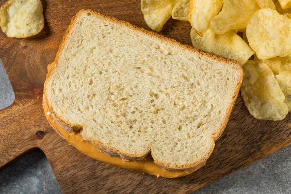 Beyaz ekmek üzerine ev yapımı Amerikan Fıstık Ezmeli Sandviç