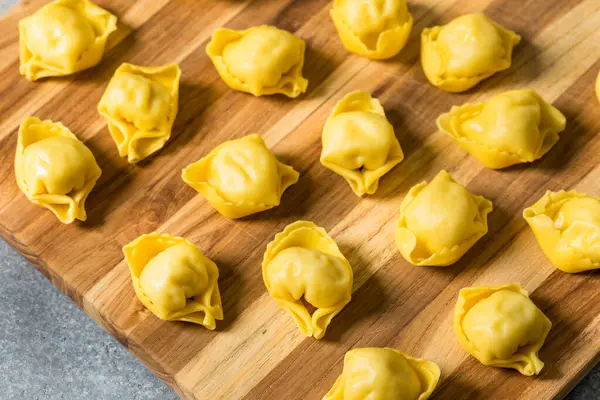 Ev yapımı Tortellini Makarnası Suda Pişmeye Hazır