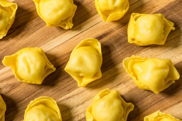 Ev yapımı Tortellini Makarnası Suda Pişmeye Hazır