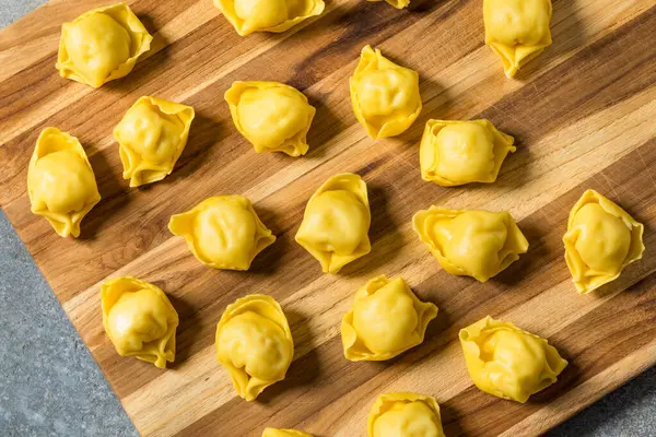 Ev yapımı Tortellini Makarnası Suda Pişmeye Hazır