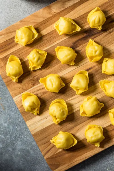 Ev yapımı Tortellini Makarnası Suda Pişmeye Hazır