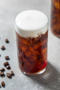 Soğuk köpük ve buz küplü taze Espresso Kahvesi