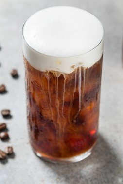 Soğuk köpük ve buz küplü taze Espresso Kahvesi