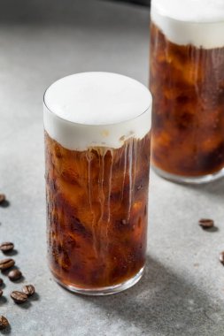 Soğuk köpük ve buz küplü taze Espresso Kahvesi