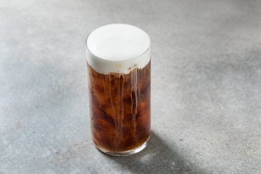 Soğuk köpük ve buz küplü taze Espresso Kahvesi