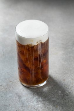 Soğuk köpük ve buz küplü taze Espresso Kahvesi
