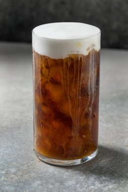 Soğuk köpük ve buz küplü taze Espresso Kahvesi