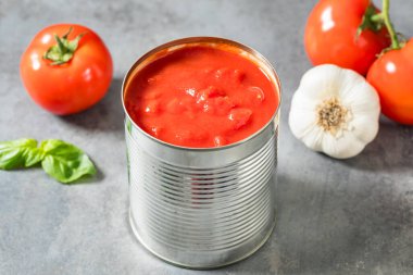 Organik Çiğ Kesilmiş Teneke Domatesler
