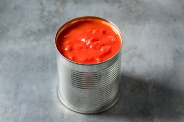 Organik Çiğ Kesilmiş Teneke Domatesler