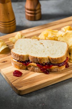 Amerikan Ev Yapımı Fıstık Ezmeli ve Jöleli Sandviç