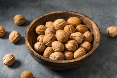 Kabukta çiğ ceviz, yemeye hazır.