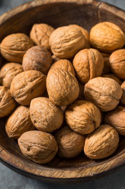 Kabukta çiğ ceviz, yemeye hazır.