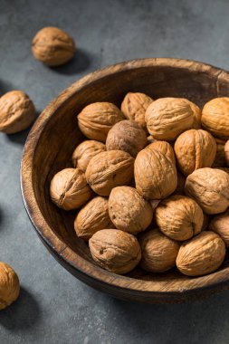 Kabukta çiğ ceviz, yemeye hazır.