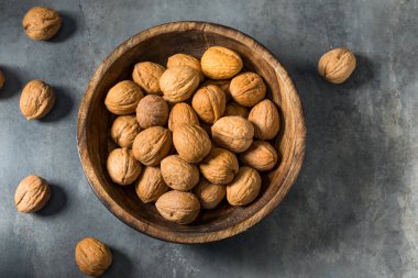 Kabukta çiğ ceviz, yemeye hazır.