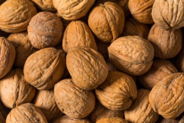 Kabukta çiğ ceviz, yemeye hazır.