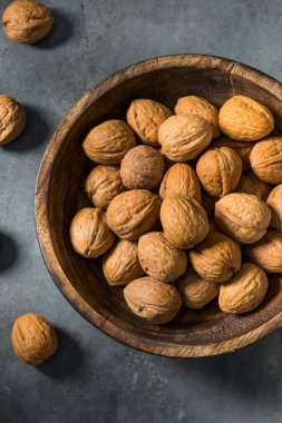 Kabukta çiğ ceviz, yemeye hazır.