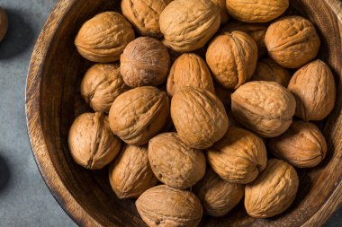 Kabukta çiğ ceviz, yemeye hazır.