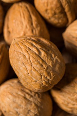 Kabukta çiğ ceviz, yemeye hazır.