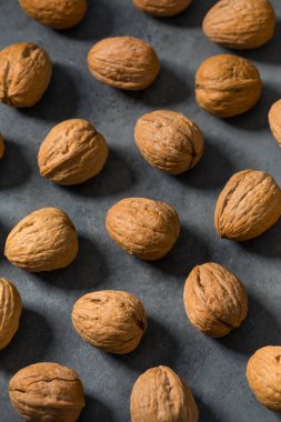 Kabukta çiğ ceviz, yemeye hazır.