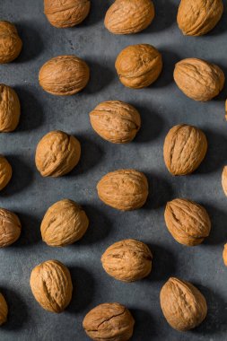Kabukta çiğ ceviz, yemeye hazır.