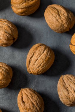 Kabukta çiğ ceviz, yemeye hazır.