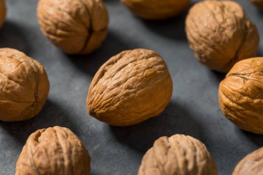 Kabukta çiğ ceviz, yemeye hazır.