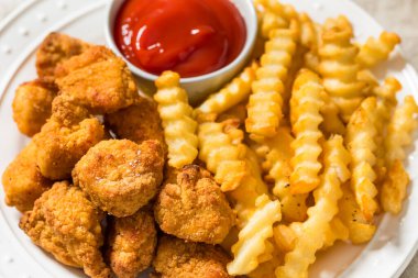 Organik sağlıklı kızarmış tavuk nugget ve ketçaplı patates kızartması.